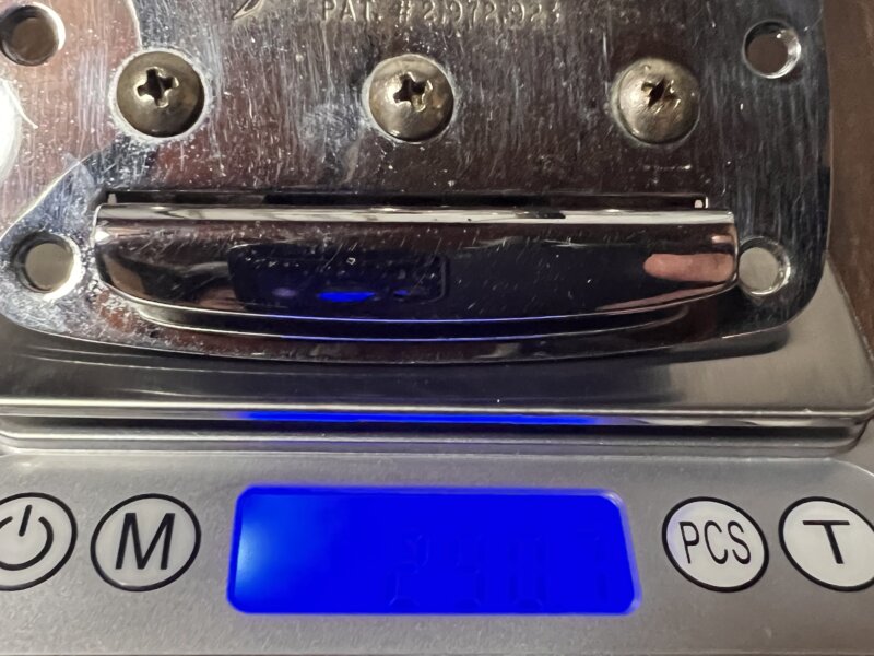 ヴィンテージのジャズマスタートレモロシステムの重さは290g程度と現行品よりも軽い