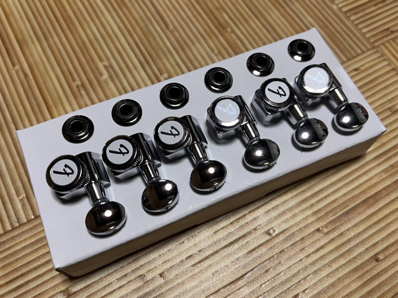 Fender Locking Tuners with Vintage-Style Buttons Chrome